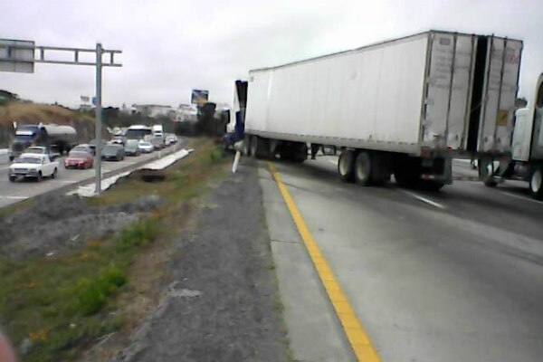 Vuelca tráiler cargado con cereal