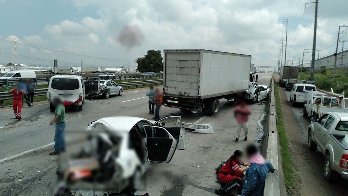 Un muerto y 15 heridos en la carretera México-Querétaro, tras accidente