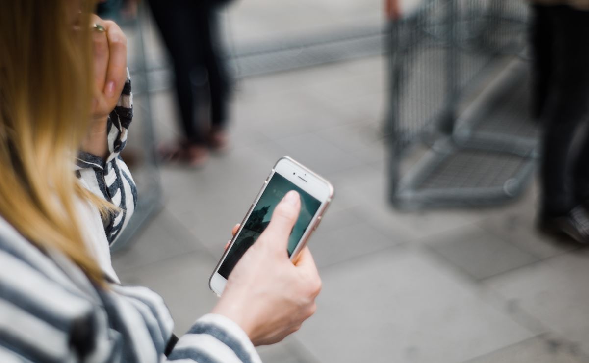 Viral. Chica paga a ladrón para que le robe el celular a su novio y vea si es infiel