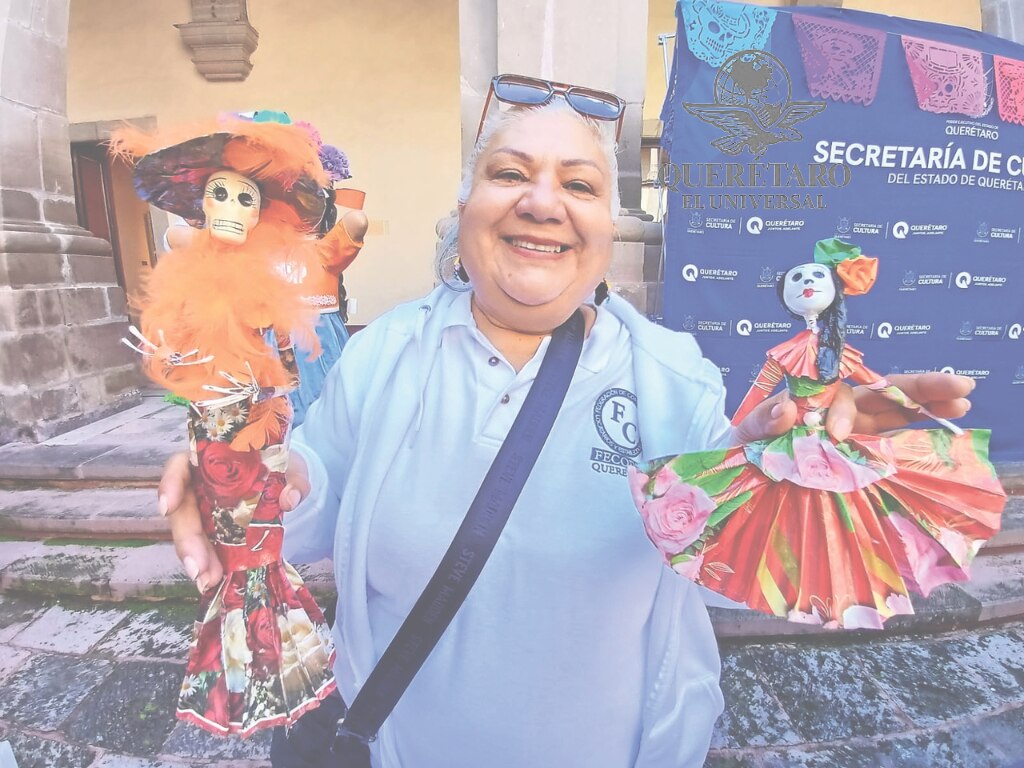 Adriana crea coloridas y vistosas Catrinas desde hace 45 años