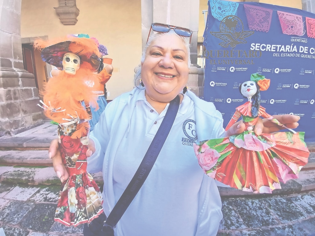 Adriana crea coloridas y vistosas Catrinas desde hace 45 años