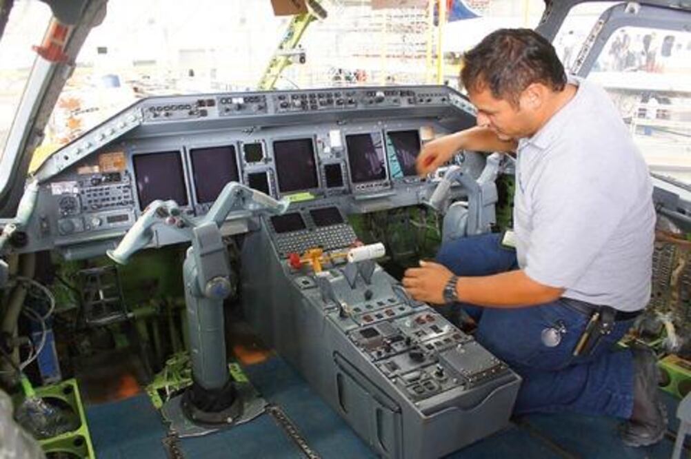 Unaq y Conalep alistan técnicos aeronáuticos