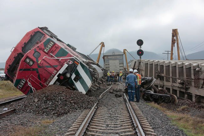 Mediante el cierre del sistema de angulares o la manipulación de cambios de vía los ladrones logran frenar las locomotoras, dicen (FOTOS: VÍCTOR PICHARDO. EL UNIVERSAL)