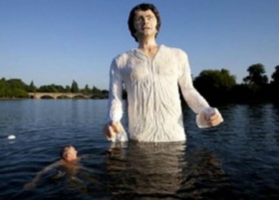 Estatua de Colin Firth emerge de lago