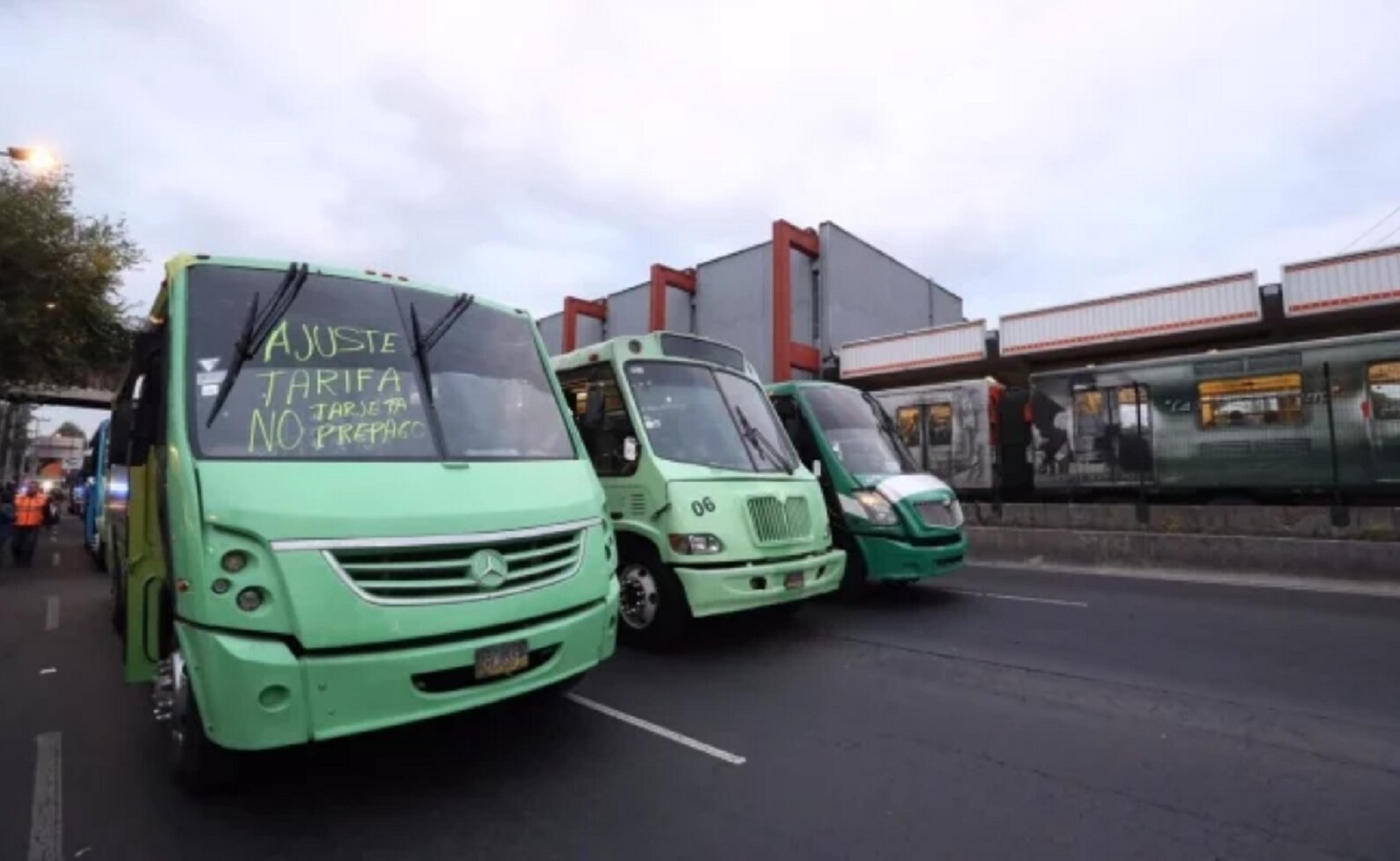Transportistas marchan desde cuatro puntos hacia el Zócalo