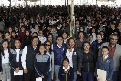 Entregan becas a alumnos destacados