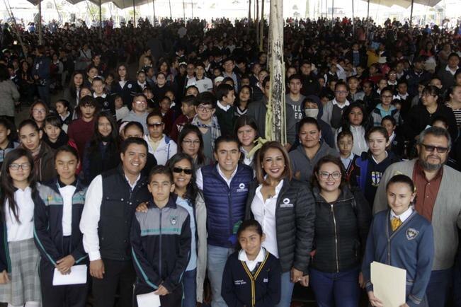 Entregan becas a alumnos destacados