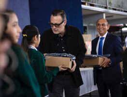 En Querétaro sí: 354 mil estudiantes reciben uniformes y útiles escolares