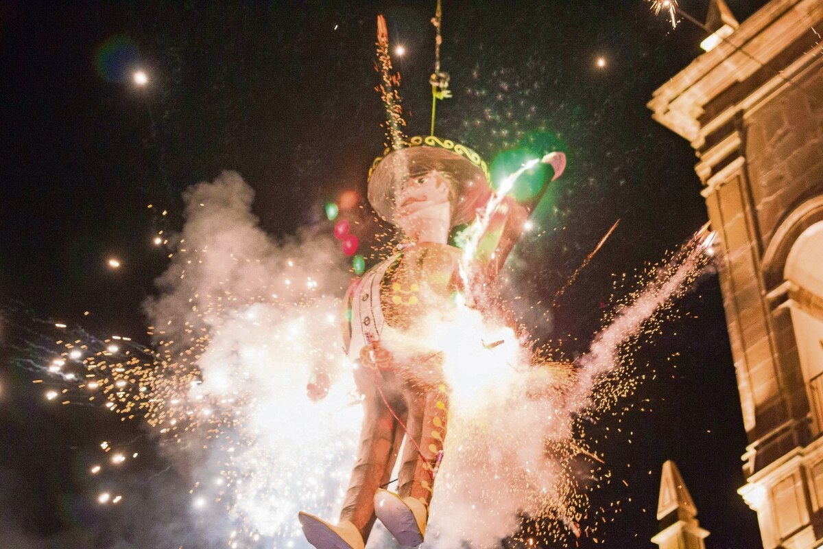 Piden contratar a expertos en pirotecnia el día 12