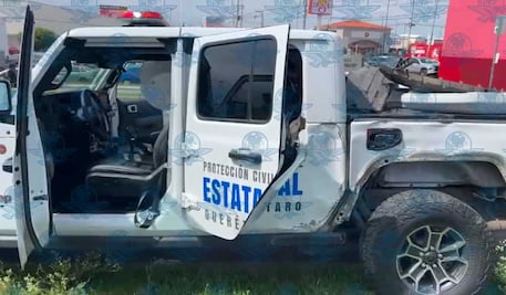 Dos motociclistas resultan lesionados tras choque con unidad de Protección Civil Estatal