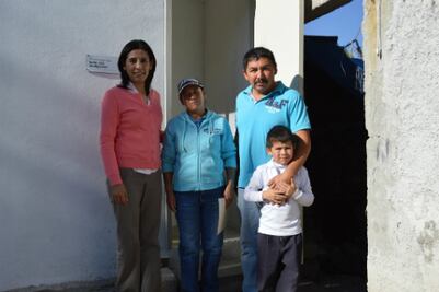 Entregan baños dignos a familias