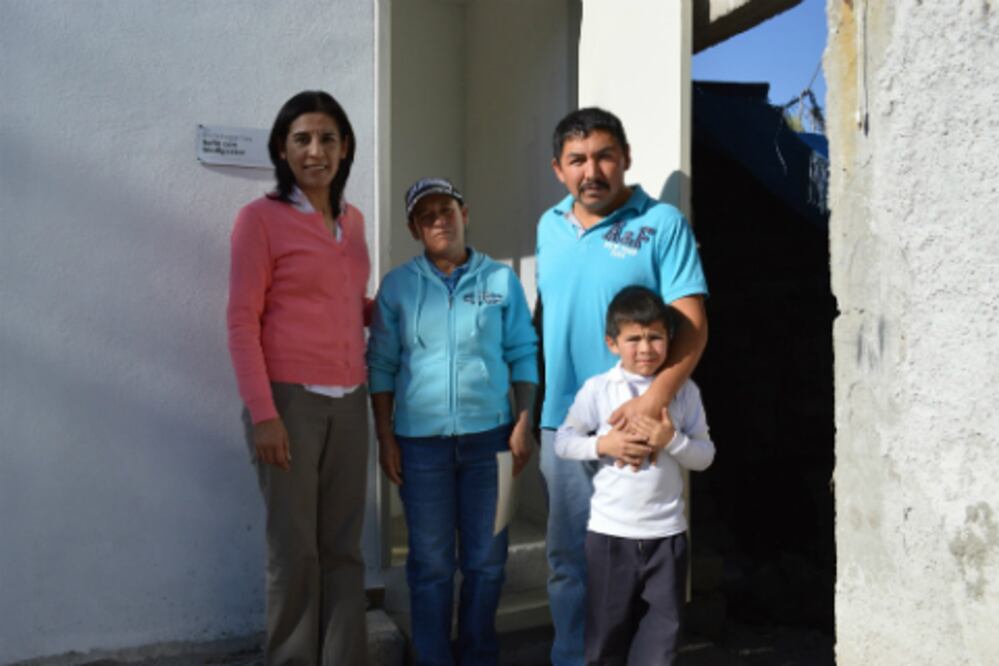 Entregan baños dignos a familias