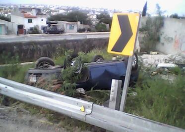 Vuelca compacto en el Fray Junípero