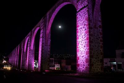 Querétaro se ilumina de rosa en conmemoración de la lucha contra el cáncer de mama