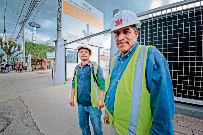 Felipe menciona que al trabajar en la construcción, uno se enfrenta al los peligros físicos de la misma profesión y la incertidumbre sobre su futuro