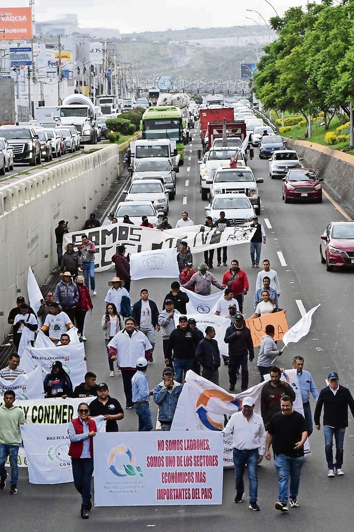 "No somos ladrones", chatarreros protestan en Bernardo Quintana