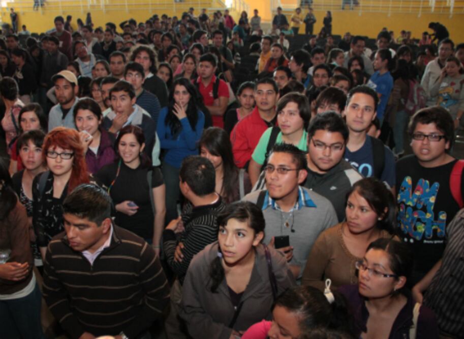 Entregan 916 becas a estudiantes