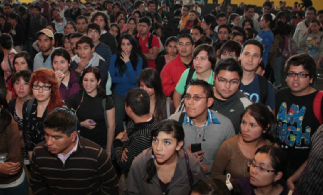 Entregan 916 becas a estudiantes