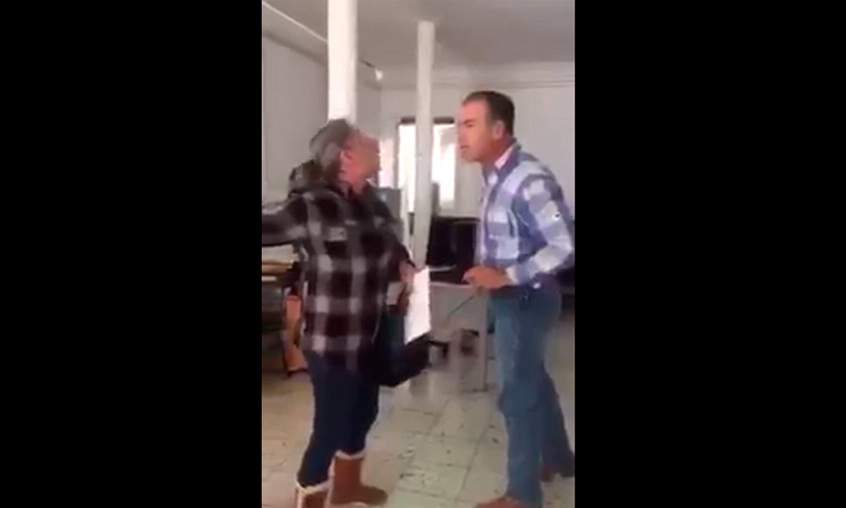 Video. Presunto juez de control agrede a mujer en Chihuahua