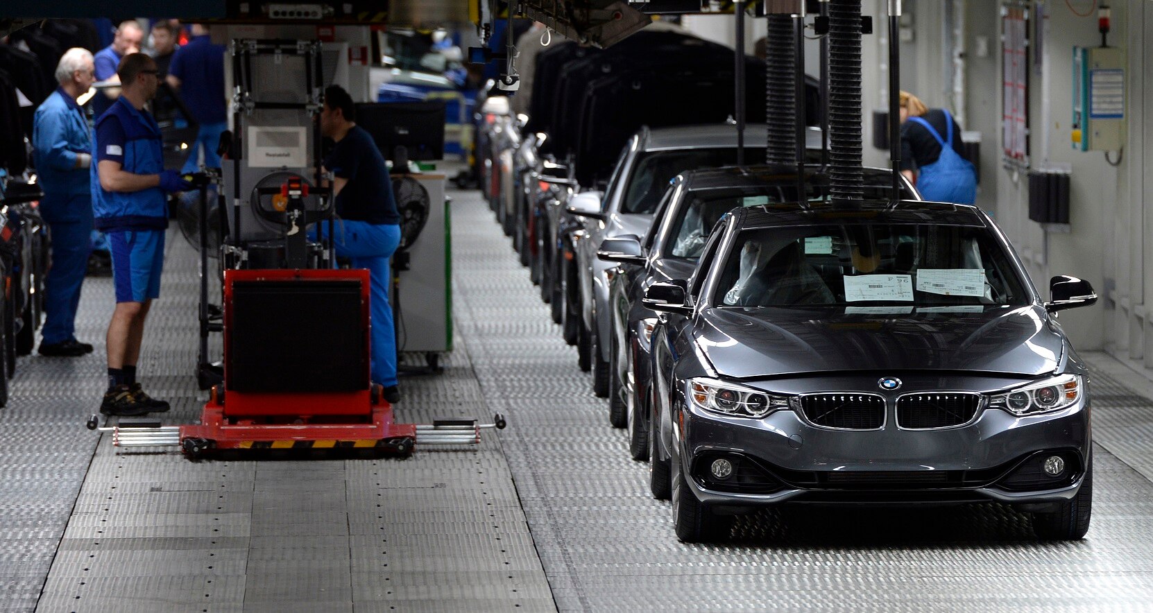 Asiáticas van por el terreno que dejó Ford