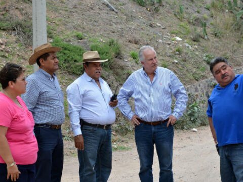 Enrique Vega visita comunidades