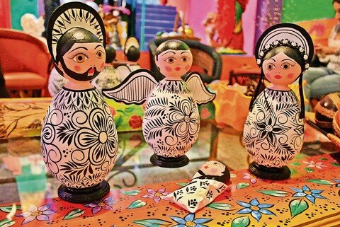 Transforman el cartón  en figuras artesanales 