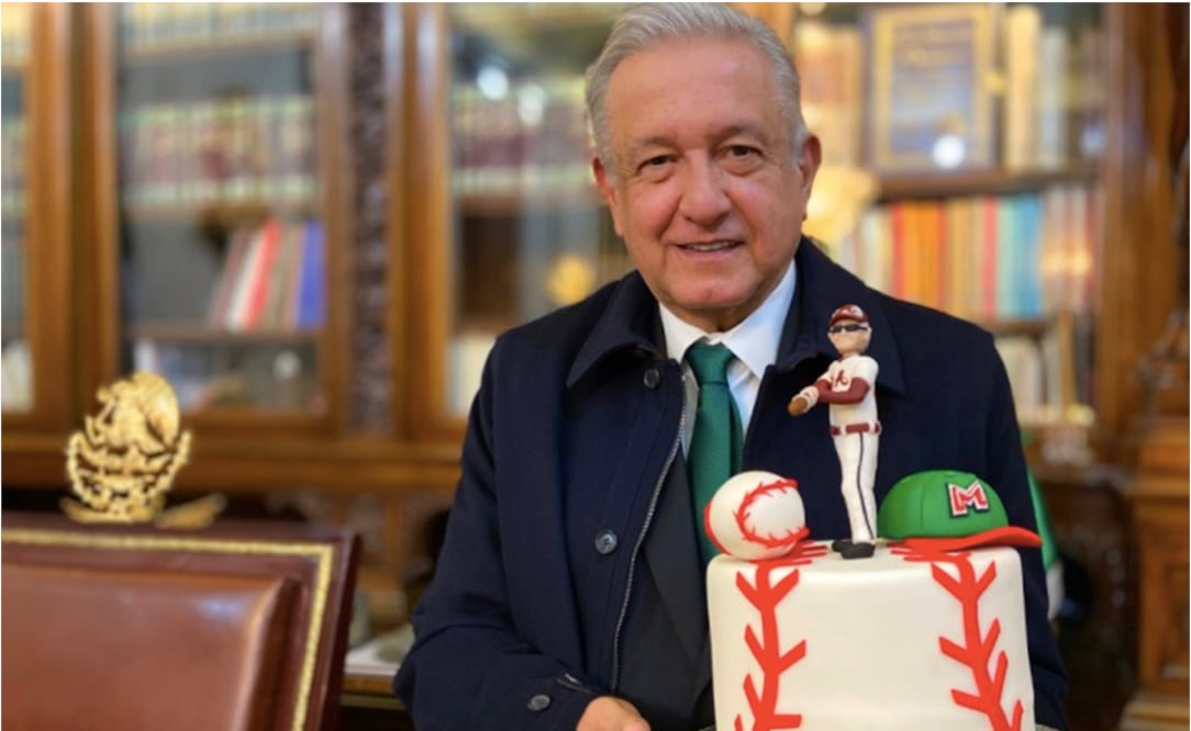 AMLO recibe pastel con figura de beisbolista parecido a "ya saben quién"