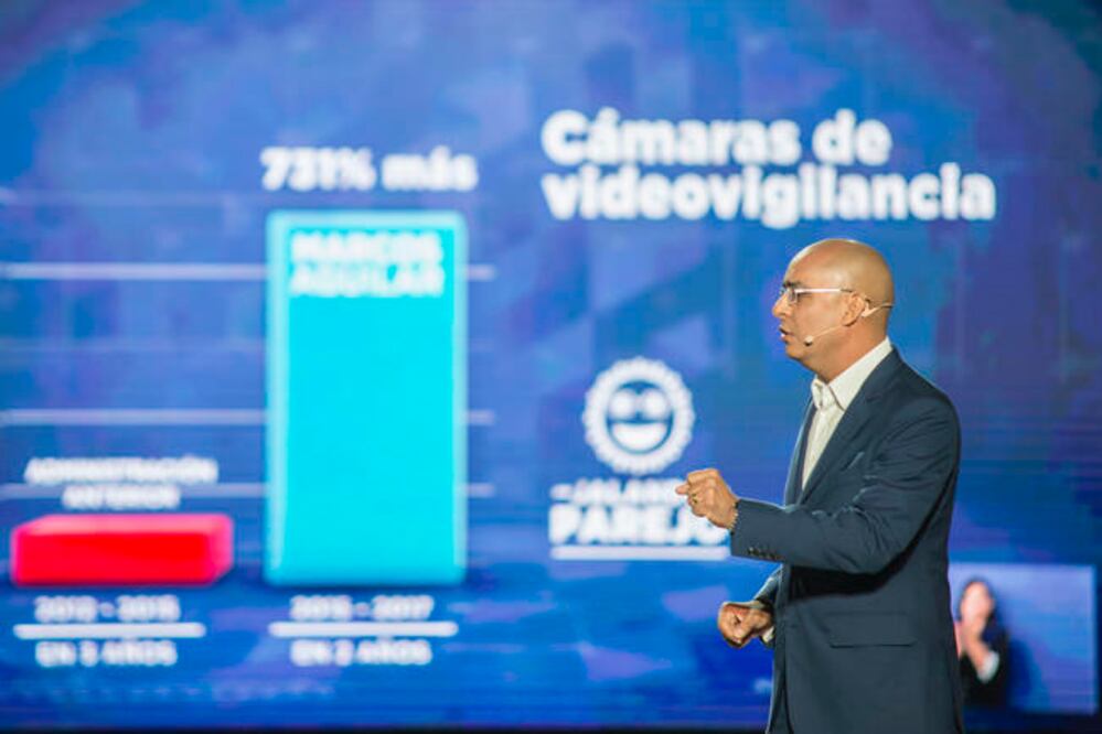 Después de entregar el informe por escrito al ayuntamiento en sesión de Cabildo, Aguilar Vega llegó a las 11 horas al Querétaro Centro de Congresos (DEMIAN CHÁVEZ. EL UNIVERSAL)