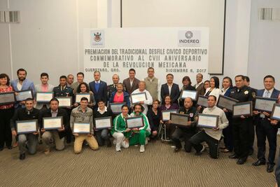 Premian a ganadores de desfile