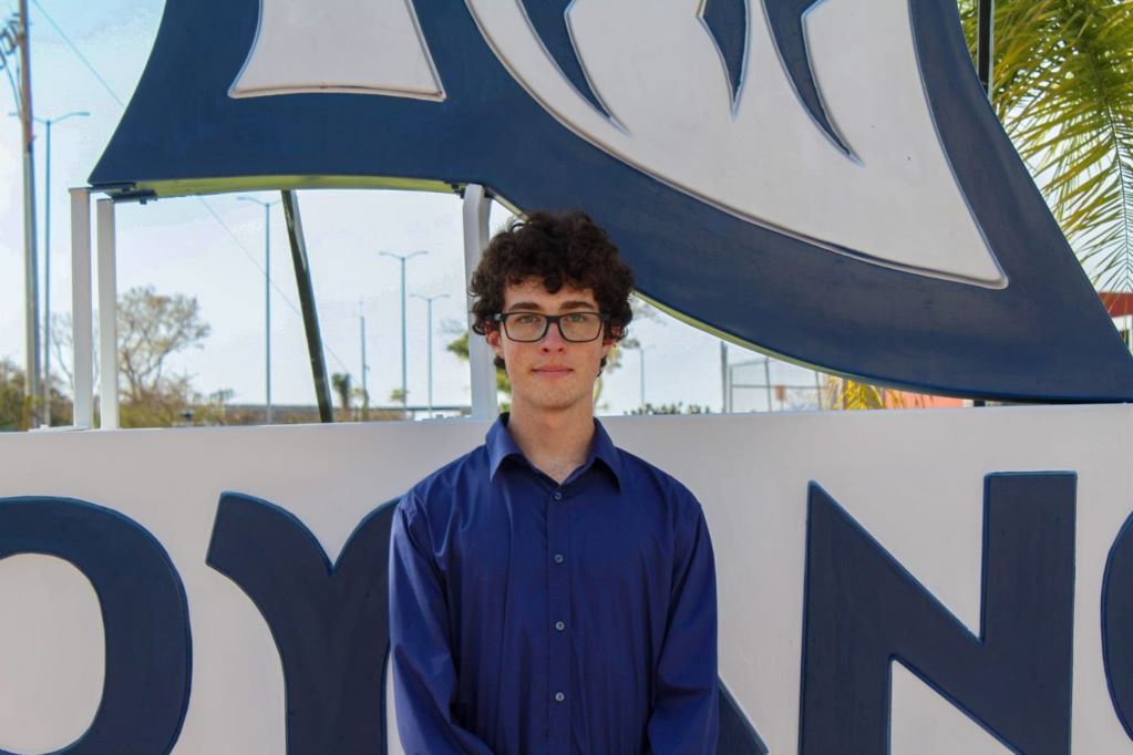 Mateo David Dwyer, estudiante de la UAQ, destaca en concurso internacional de programación
