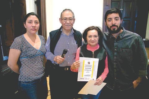 Continúa trabajando en acervo fotográfico