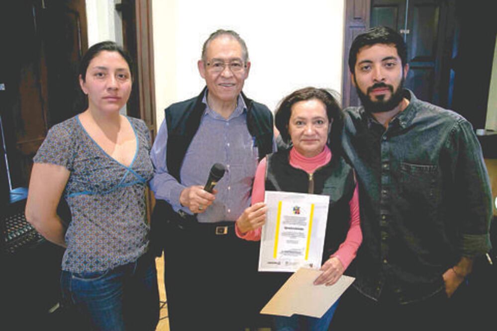 Continúa trabajando en acervo fotográfico