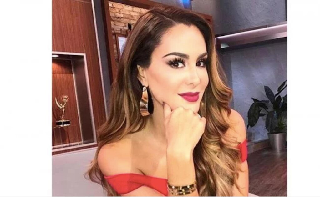 Ninel Conde disfruta Navidad en la playa