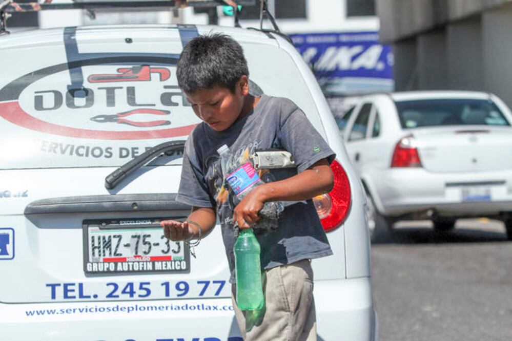 Coneval y el Inegi revelaron que en Querétaro se tienen 40 mil pobres menos, frente a lo registrado dos años antes. También se informó que el 32% de la población estatal presenta problemas de vulnerabilidad por carencias sociales (CÉSAR GÓMEZ)