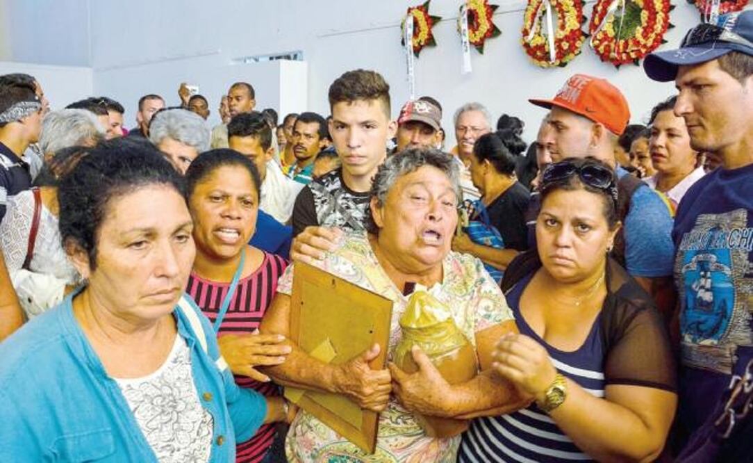 Las autoridades cubanas informaron ayer que fueron identificados los restos de 56 personas (cuatro mexicanos) que fallecieron el viernes pasado en el accidente aéreo registrado en La Habana (JUAN PABLO CARRERAS. EFE)