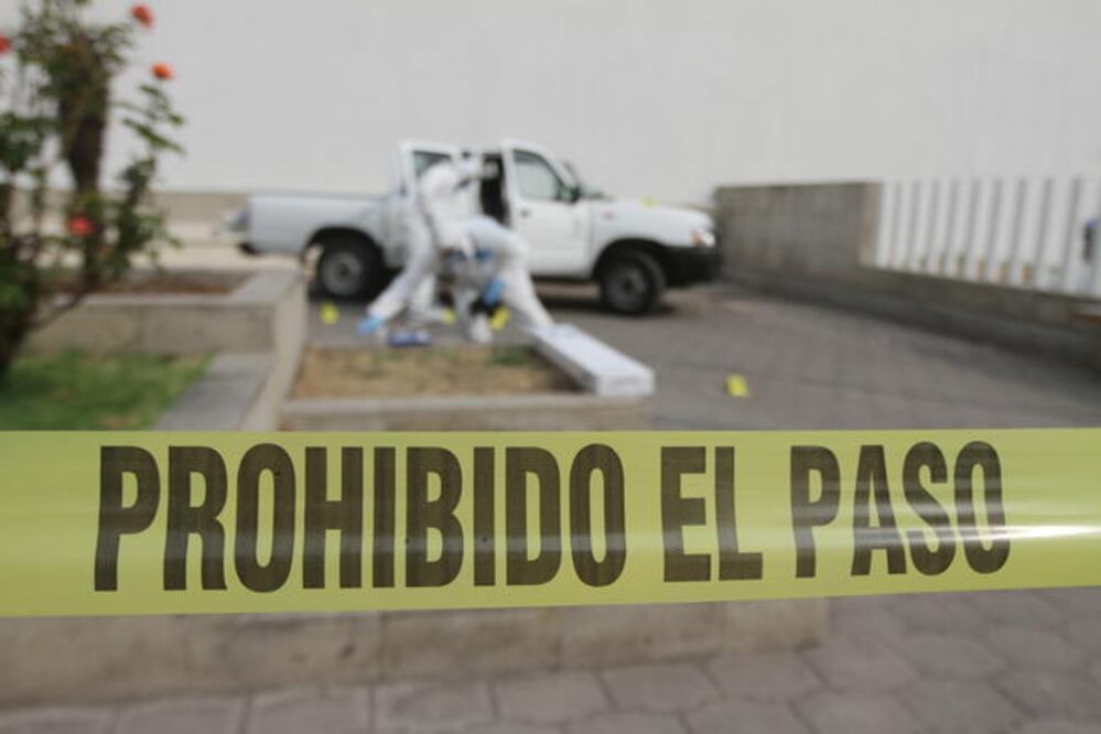 Al llegar al lugar de los hechos, los integrantes de Seguridad Pública de Estado y militares encontraron tres cabezas y un torso, y una cartulina con un mensaje escrito. Foto: Archivo