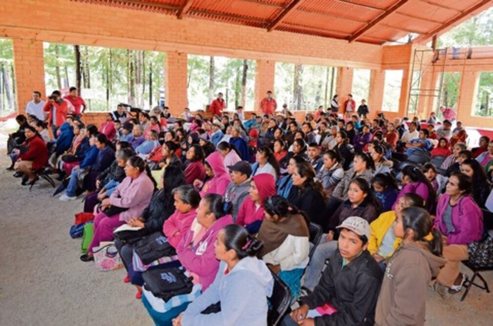  Acercan seguro de vida a madres