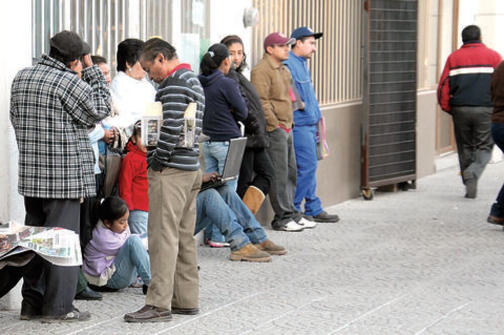 Bloquean circulación padres inconformes con directora