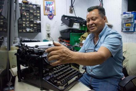Aún se usan y se reparan máquinas de escribir en Querétaro 