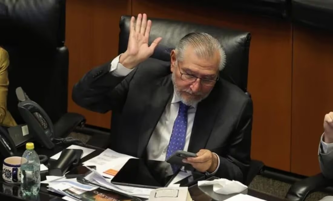 El senador Adán Augusto López durante la sesión de la Comisión Permanente en el Senado (23/07/25). Foto: Gabriel Pano/ EL UNIVERSAL