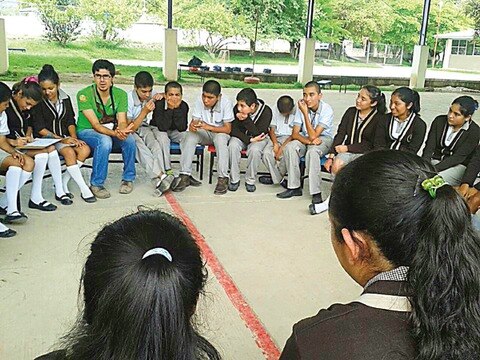 Orientan sobre embarazos en estudiantes de Arroyo Seco