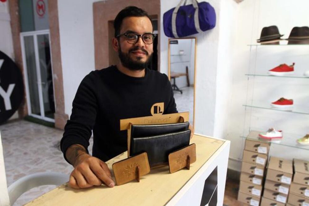 El diseñador del calzado Irving Miranda señala que el proyecto busca demostrar que los artículos que se fabrican en el país pueden ser igual o más competitivos que las marcas extranjeras. (FOTO: CÉSAR GÓMEZ)