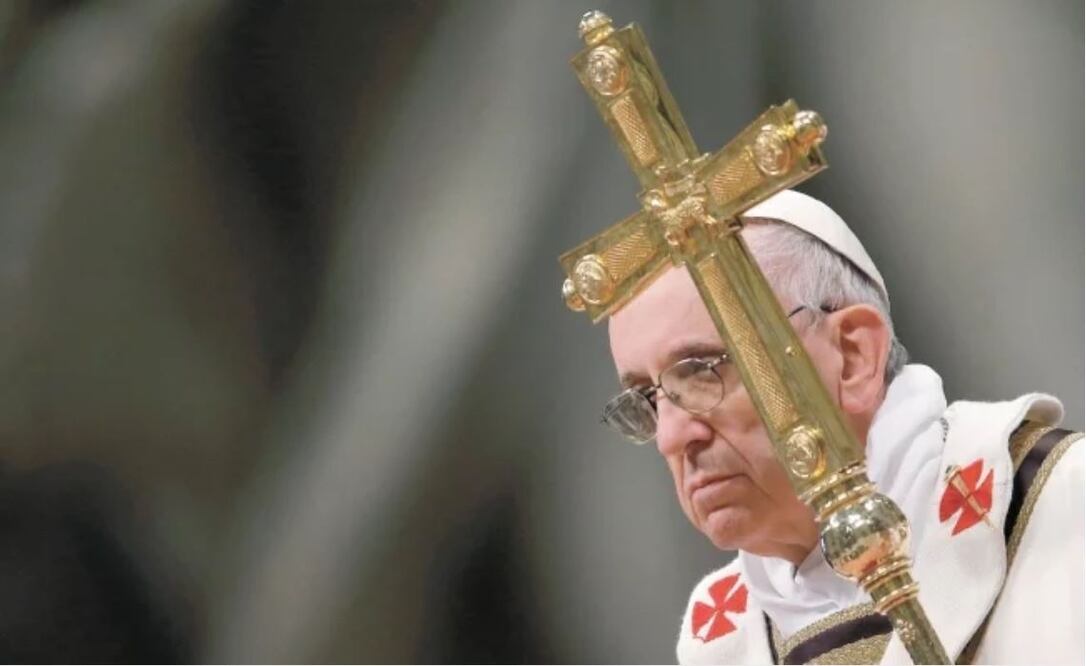 El Papa, el pasado domingo, en la Basílica de San Pedro. Ayer se comprometió a dar la “debida información a la víctima y a las comunidades afectadas”. Foto: ARCHIVO REUTERS