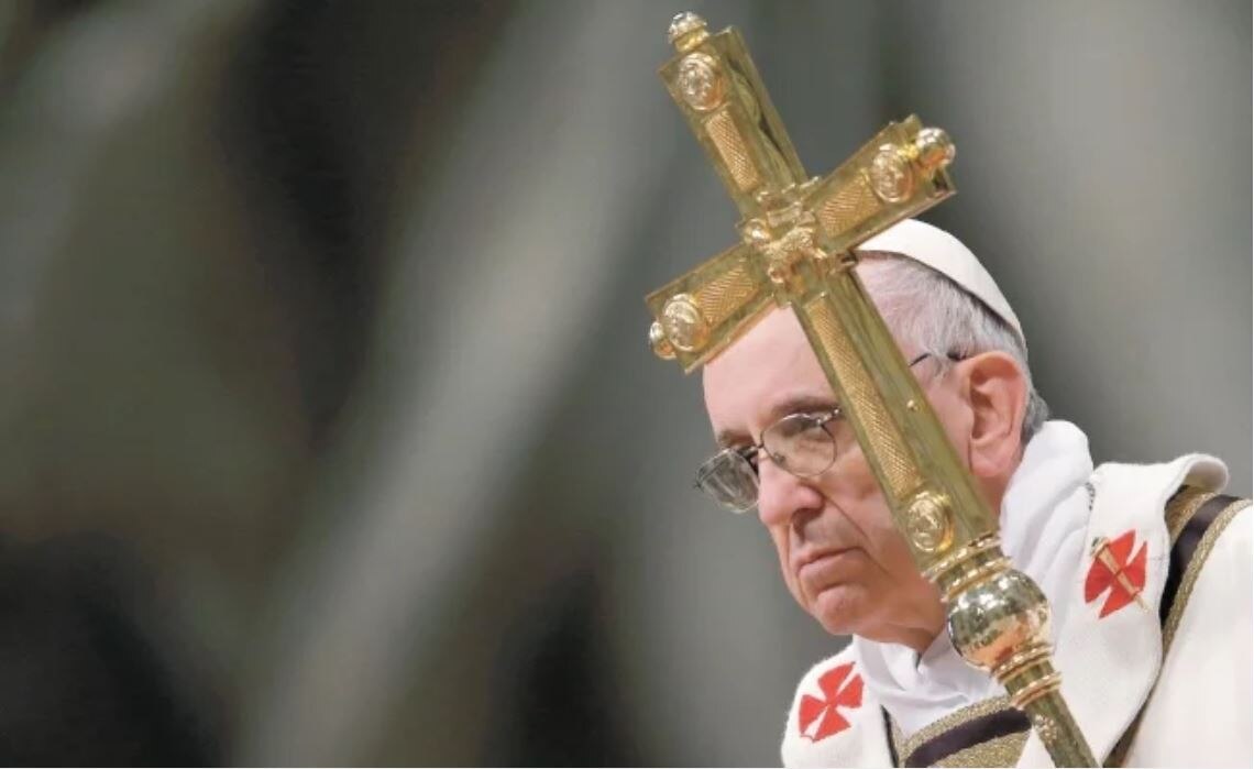 El Papa, el pasado domingo, en la Basílica de San Pedro. Ayer se comprometió a dar la “debida información a la víctima y a las comunidades afectadas”. Foto: ARCHIVO REUTERS