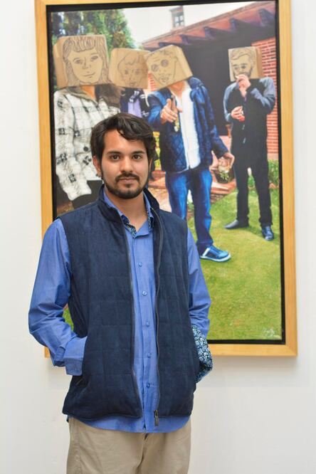 El artista exhibe Una exposición acéfala, su primera muestra individual, en la Galería Rosario Sánchez de Lozada.