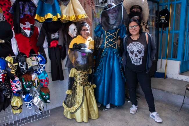 Disfraces y máscaras pintan Día de Muertos