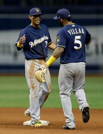 Brewers no le pierde el paso a los campeones