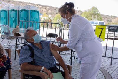 Adultos mayores de El Marqués reciben segunda dosis de vacuna antiCovid