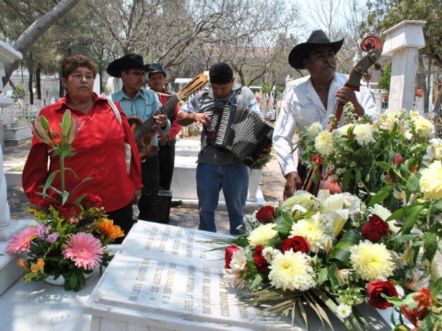 Visitan las tumbas de sus madres