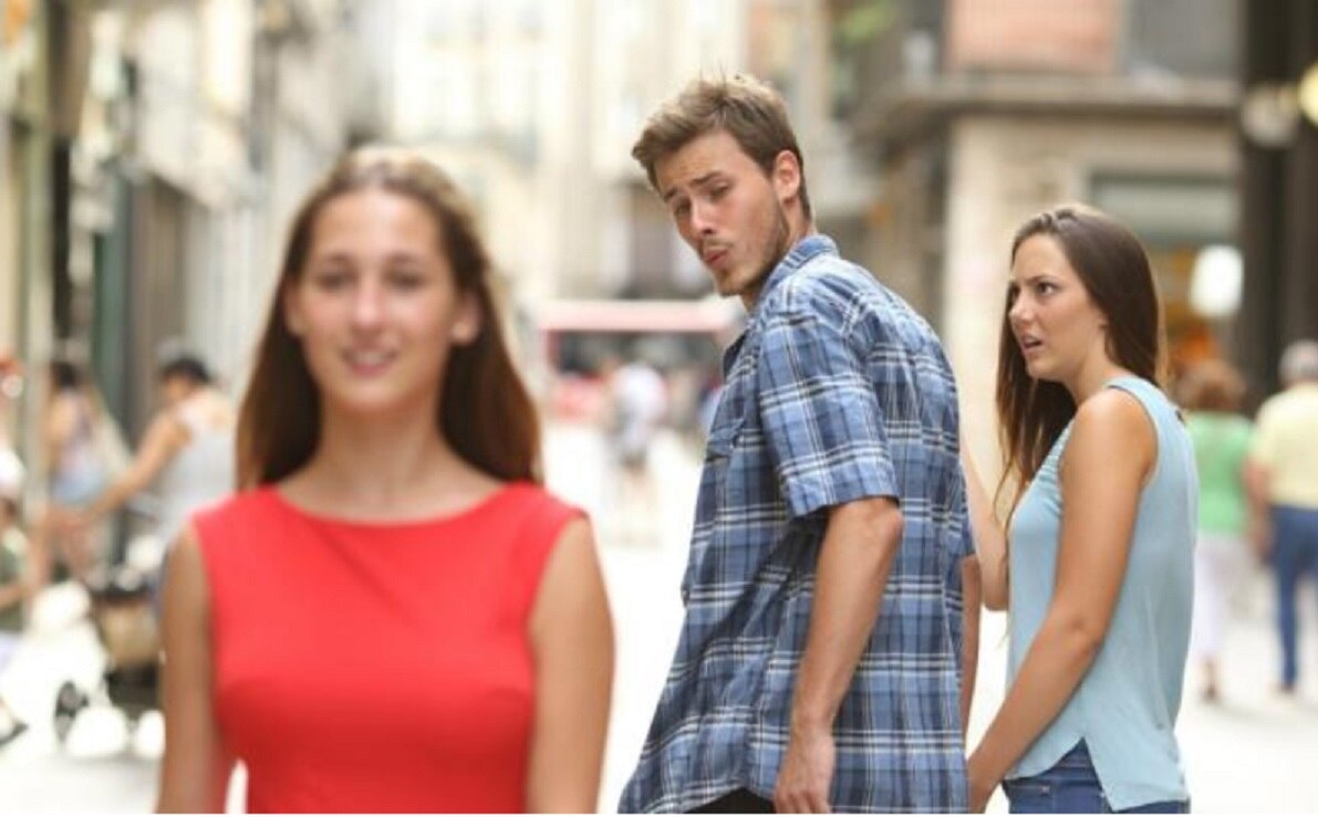 Meme del "novio distraído" es considerado sexista
